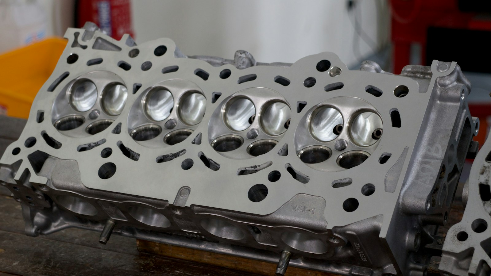 Aluminijumska glava motora sa otvorima ventila posle obrade