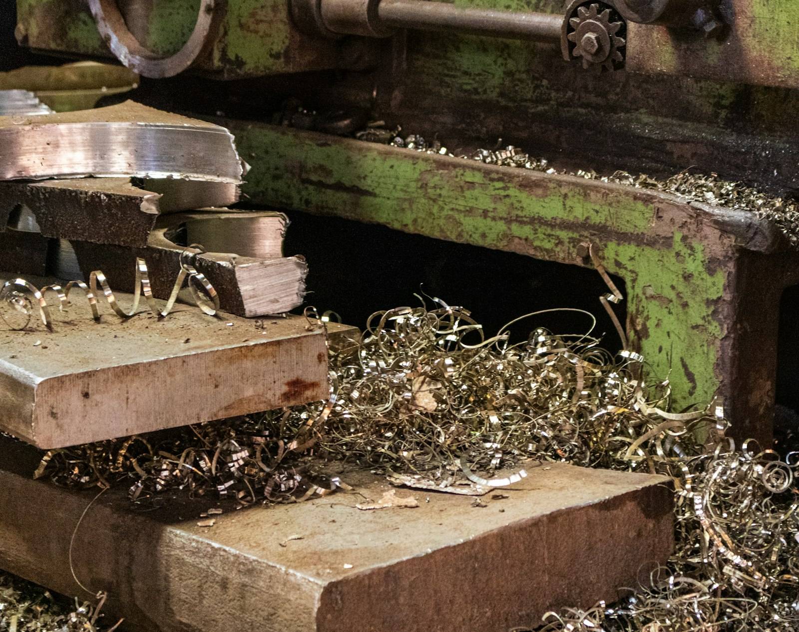 Spiralna metalna strugotina na postolju mašine posle struganja